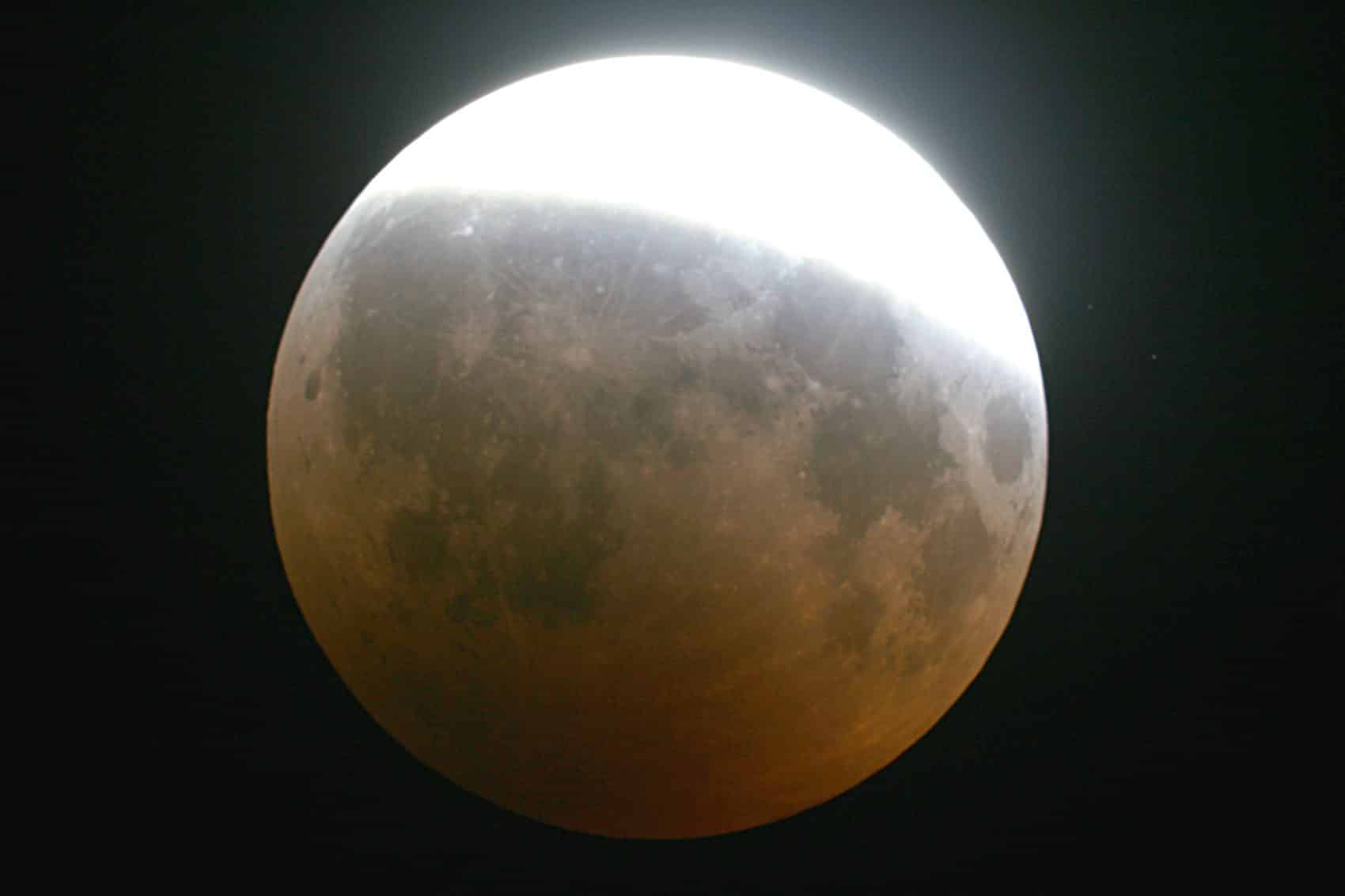 Das Bild zeigt die partielle Mondfinsternis vom 16. August 2008 und kommt dem Eindruck am Dienstag sehr nahe.