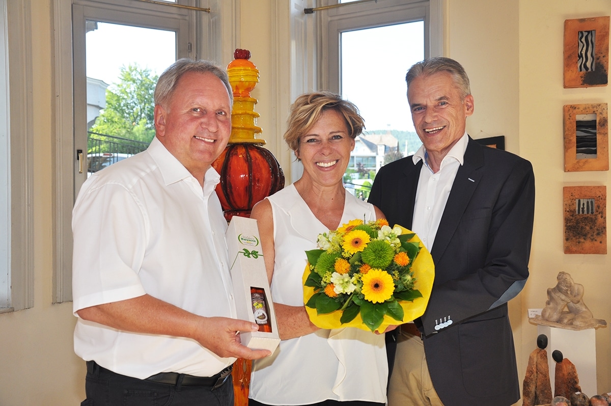 Veldens Bürgermeister Ferdinand Vouk und Kulturreferent Dietmar Piskernik mit der Künstlerin Ulrike Baumgartner.