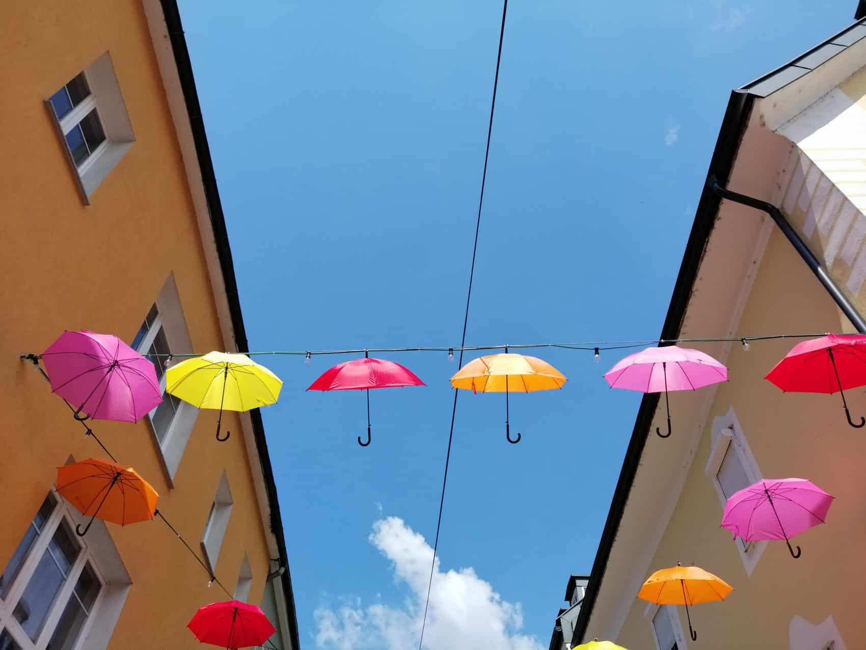Bunte Häuserfassaden – bunte Schirme. Gute Kombination (c) 5min.at