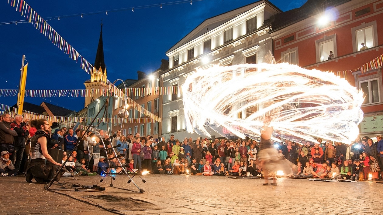 Faszinierende Darbietungen, Akrobatik, feurige Shows und heiße Rhythmen warten vom 22. bis 24. Juli beim 26. Villacher Straßenkunstfestival wieder auf die Tausenden Besucher in der Innenstadt. 