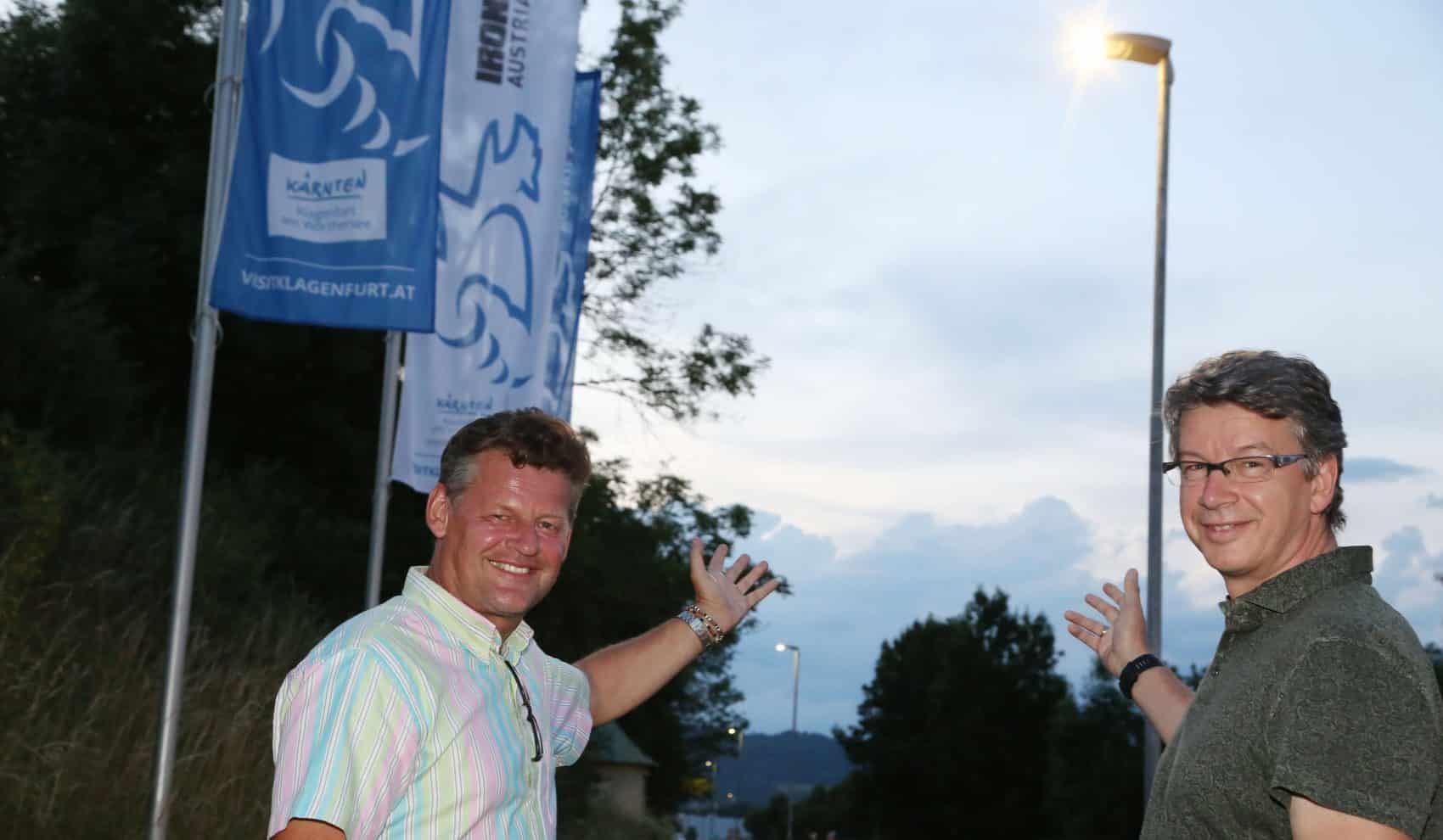 StR Christian Scheiderm und Gottfried Mirnig bei der neuen LED-Beleuchtung.