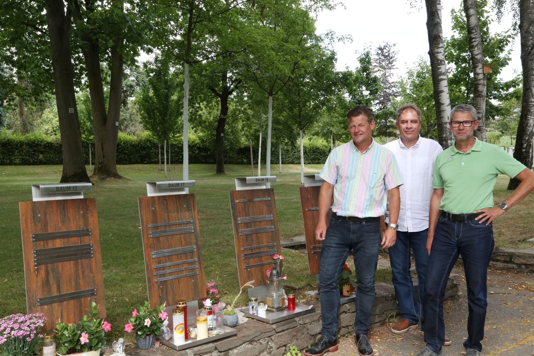 Stadtrat Christian Scheider sah sich mit Manfred Widmer (Friedhofsverwaltung) und Horst Filips (Facility Management) die fertigen Arbeiten
