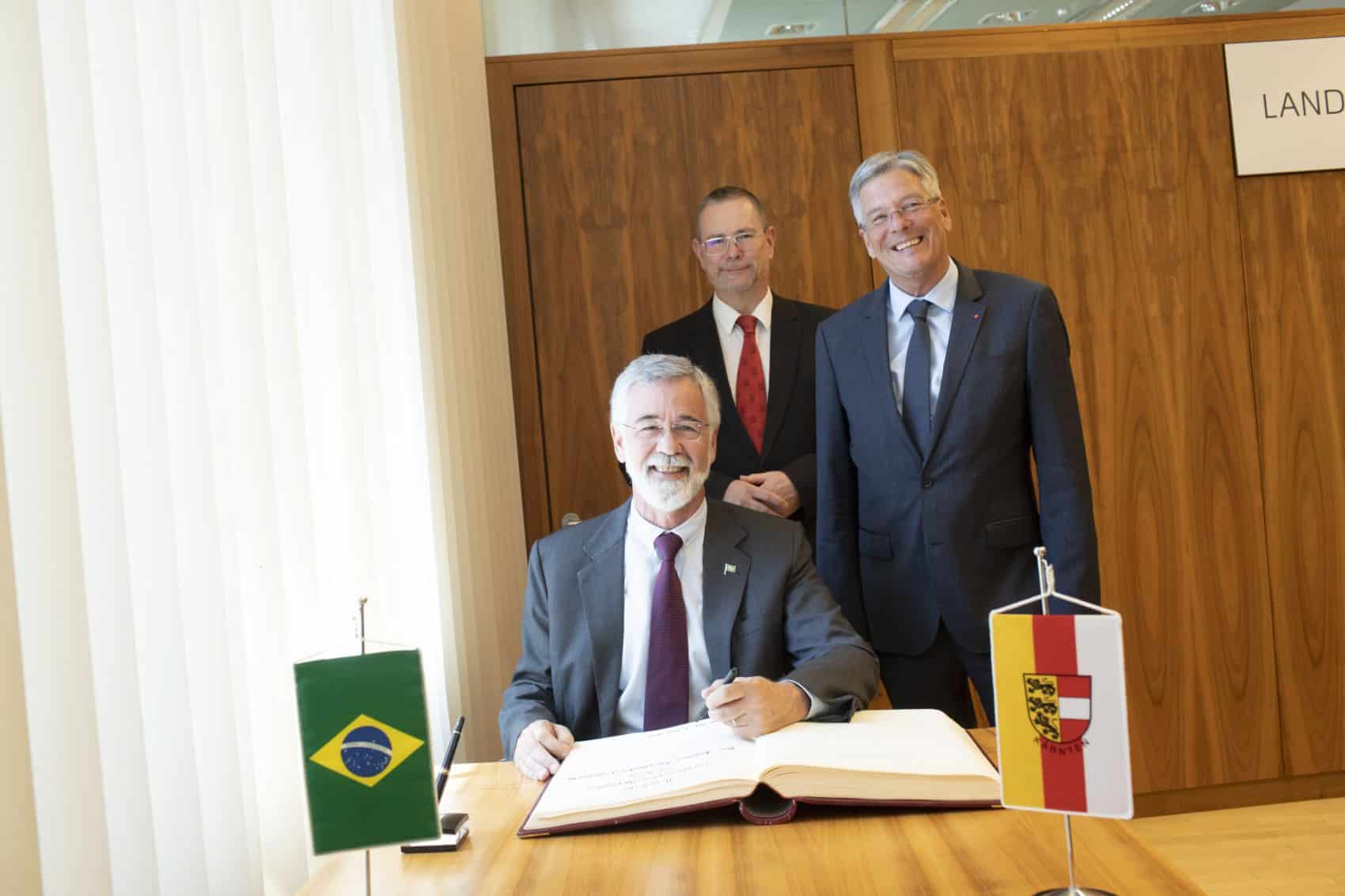 LH Peter Kaiser (r.) begrüßt den brasilianischen Botschafter S.E. J Antonio Marcondes (l.) gemeinsam mit Landesamtsdirektor Dieter Platzer (hinten) bei seinem Antrittsbesuch im Amt der Kärntner Landesregierung.