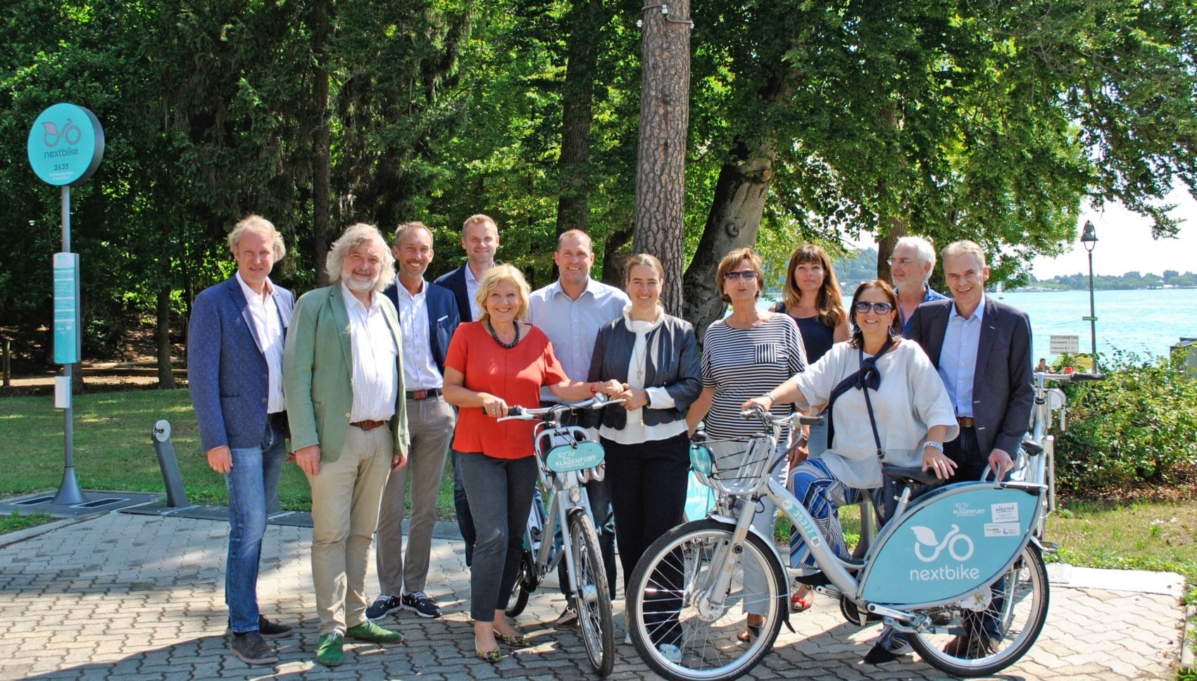 Die Bürgermeister der drei Gemeinden mit den Vertretern der Klagenfurter Stadtpolitik sowie den nextbike-Verantwortlichen. 