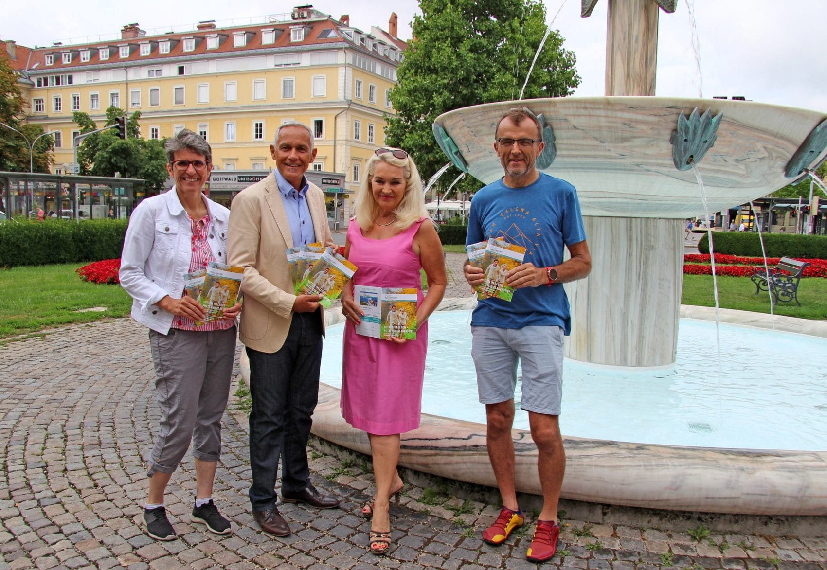 Präsentieren das Herbst-Programm für die 50+ Generation:
Vizebürgermeister Jürgen Pfeiler mit Mag. Karin Ertl, Ingrid Trapp
(Gedächtnistrainerin) und Peter Kampusch (Outdoor Trainer). 