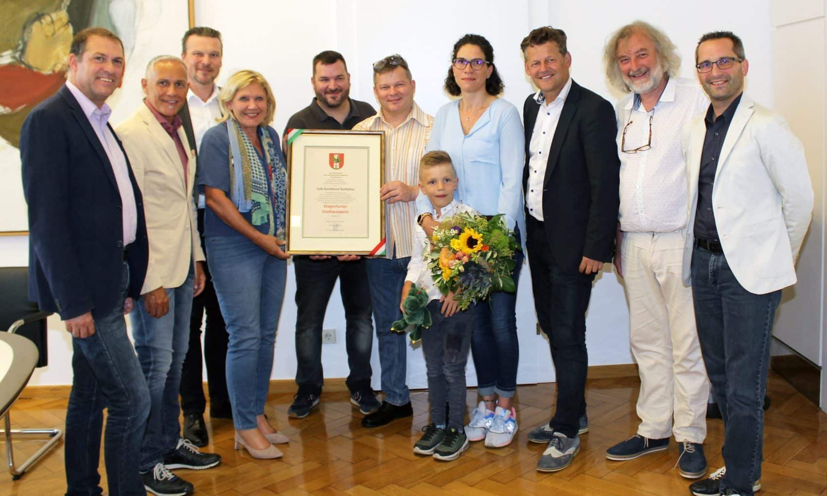 Bürgermeisterin Mathiaschitz und die Mitglieder des Stadtsenates verliehen das Stadtwappen an die Familie Korbelius.