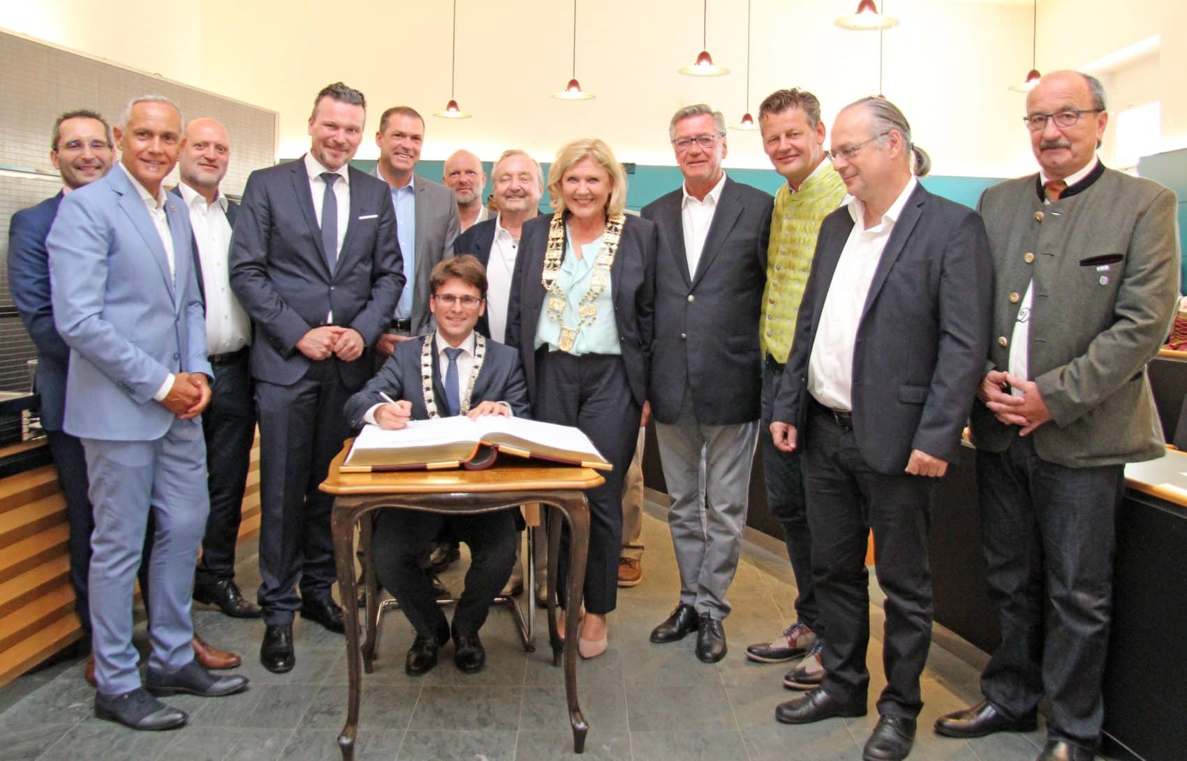 Oberbürgermeister Florian Hartmann mit Bürgermeisterin Dr. Maria-
Luise Mathiaschitz sowie neuen und alten Mitgliedern der Klagenfurter und

Dachauer Stadtregierung bei der Eintragung in das „Goldene Buch“.