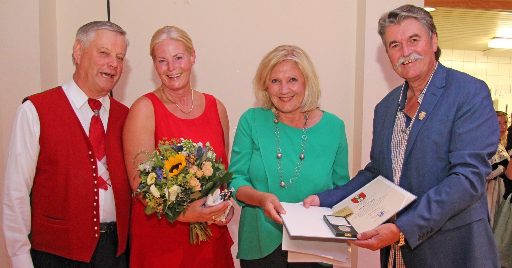 Bürgermeisterin Dr. Maria-Luise Mathiaschitz übergab an Ing. Karl 
Weger im Beisein seiner Gattin Marianne und Helmuth Palko von der 
Kindervolkstanzgruppe Klagenfurt den Ehrpfennig. 
