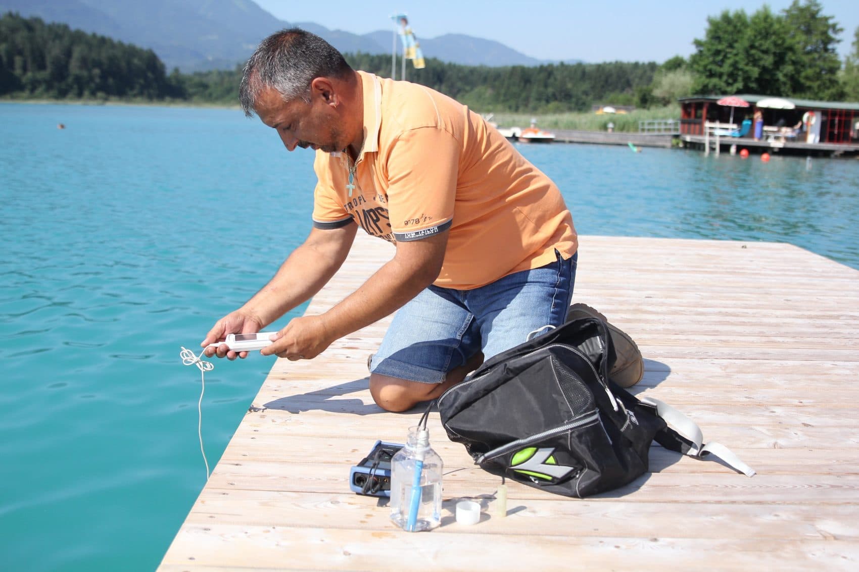 Harald Ulbing vom Gesundheitsamt der Stadt Villach zieht regelmäßig Wasserproben an den Seen.