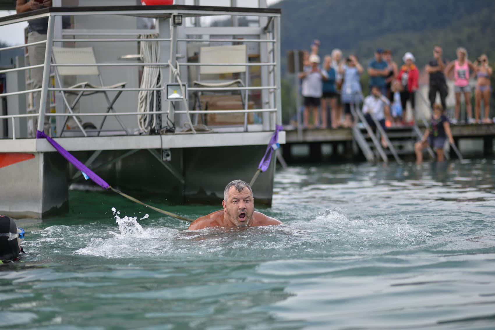 Martin Hoi startete seinen Weltrekordversuch und zog das AK-Bücherboot schwimmend.