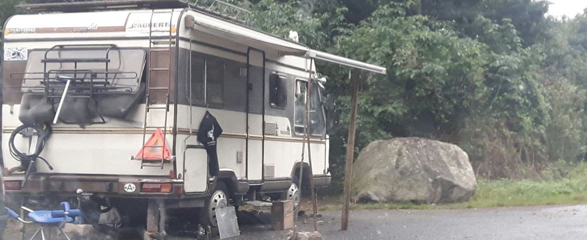 Der bewohnte Campingbus steht, laut Informationen unserer Leser, bereits seit über einem Monat auf dem Parkplatz.