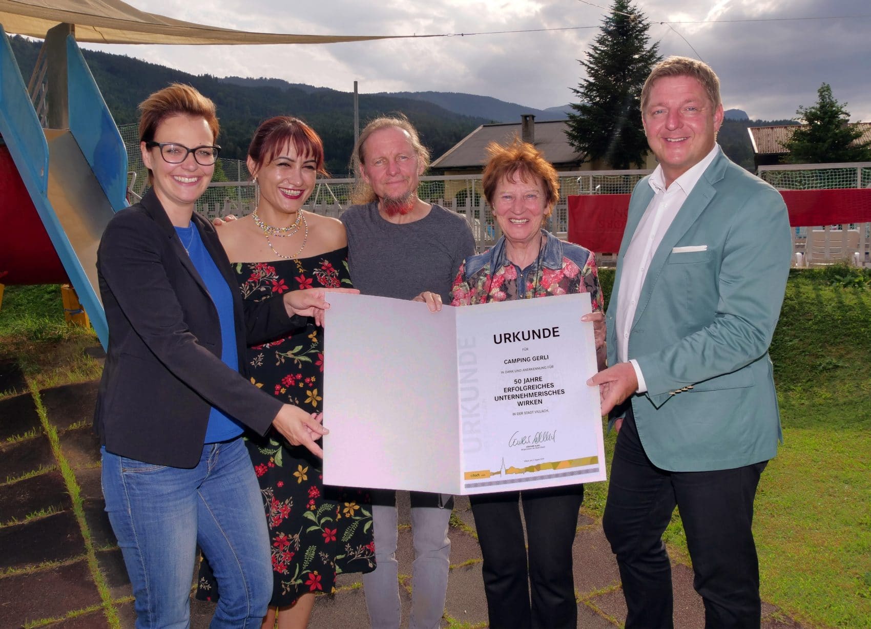 Bürgermeister Günther Albel und Stadträtin Katharina Spanring gratulierte zum 50-jährigen Jubiläum (c) Stadt Villach/Augstein