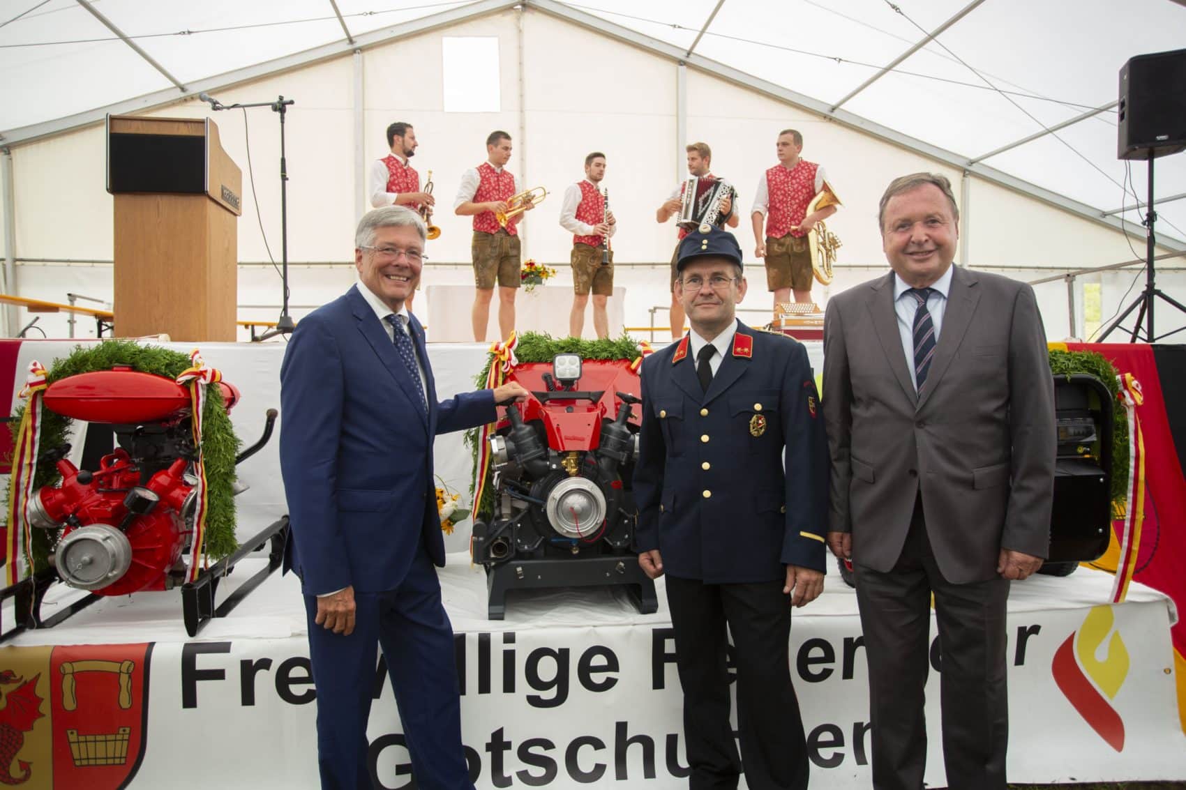 Landeshauptmann Peter Kaiser, Kommandant Robert Hribernig und Bürgermeister Lukas Wolte beim 110. Jubiläum der FF Gotschuchen.