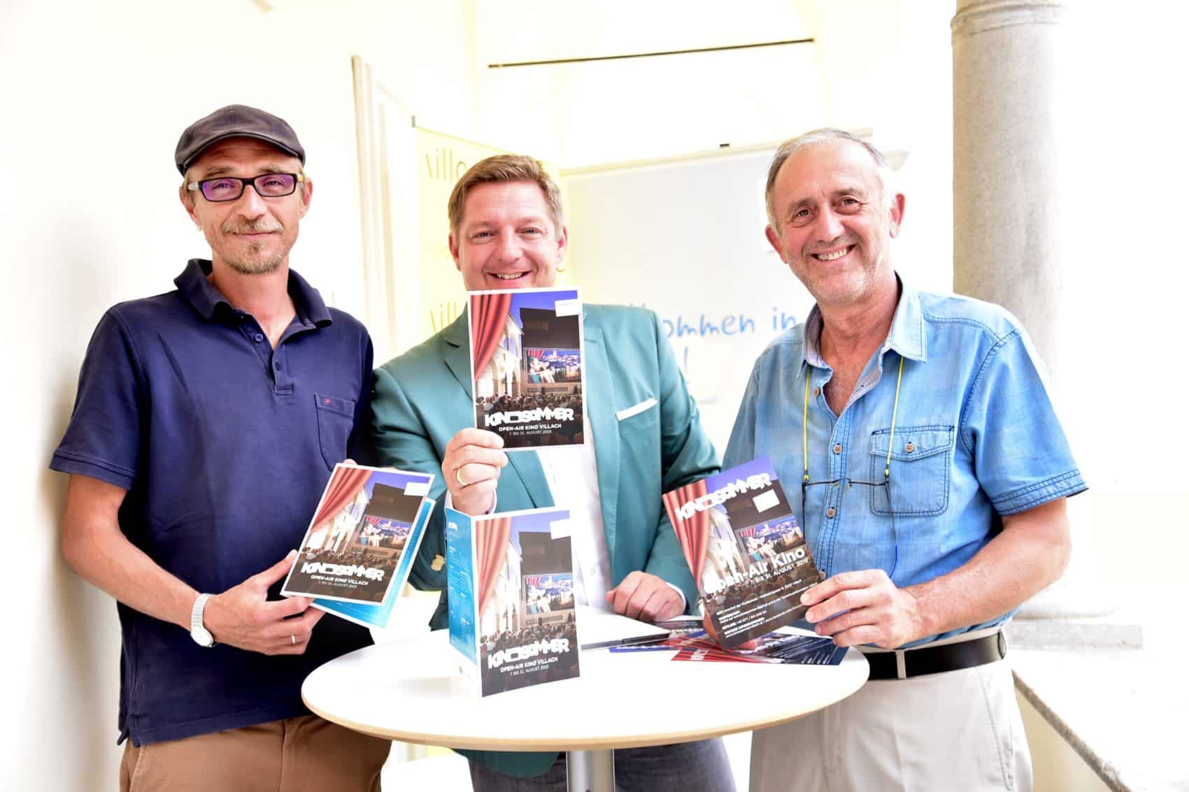 Auch Fritz Hock, Bürgermeister Günther Albel und Gerhard Stroitz freuen sich auf den Kinosommer.