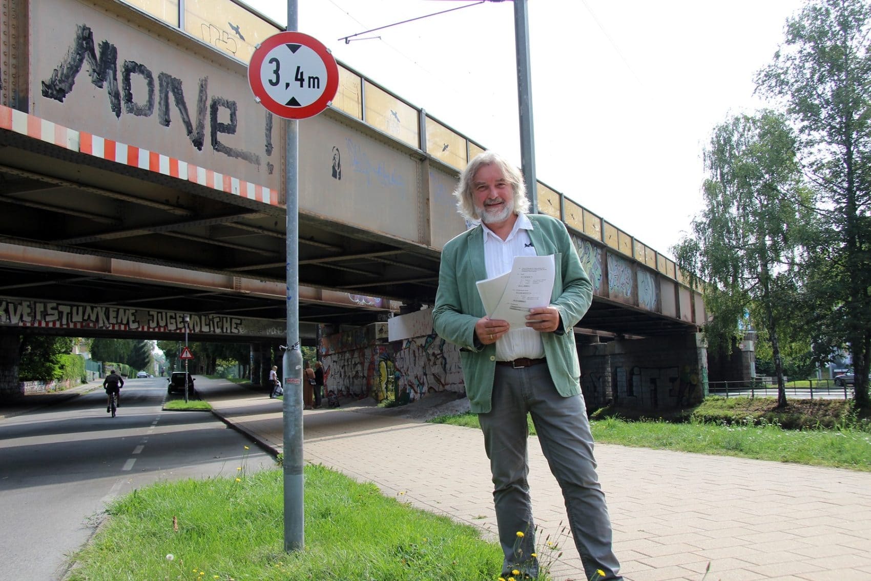 Stadtrat Frank Frey bei der Eisenbahnbrücke Tarviser Straße