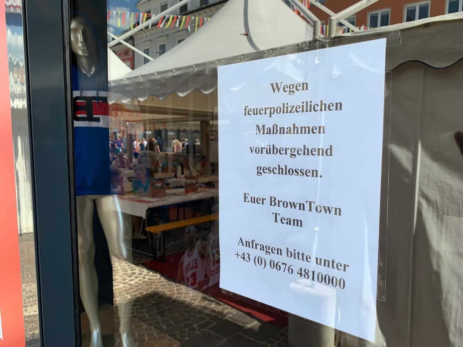 Laut dem Brown Town Team ist das Geschäft aktuell wegen “feuerpolizeilichen Maßnahmen” geschlossen. Wann wieder eröffnet werden kann steht noch nicht fest.