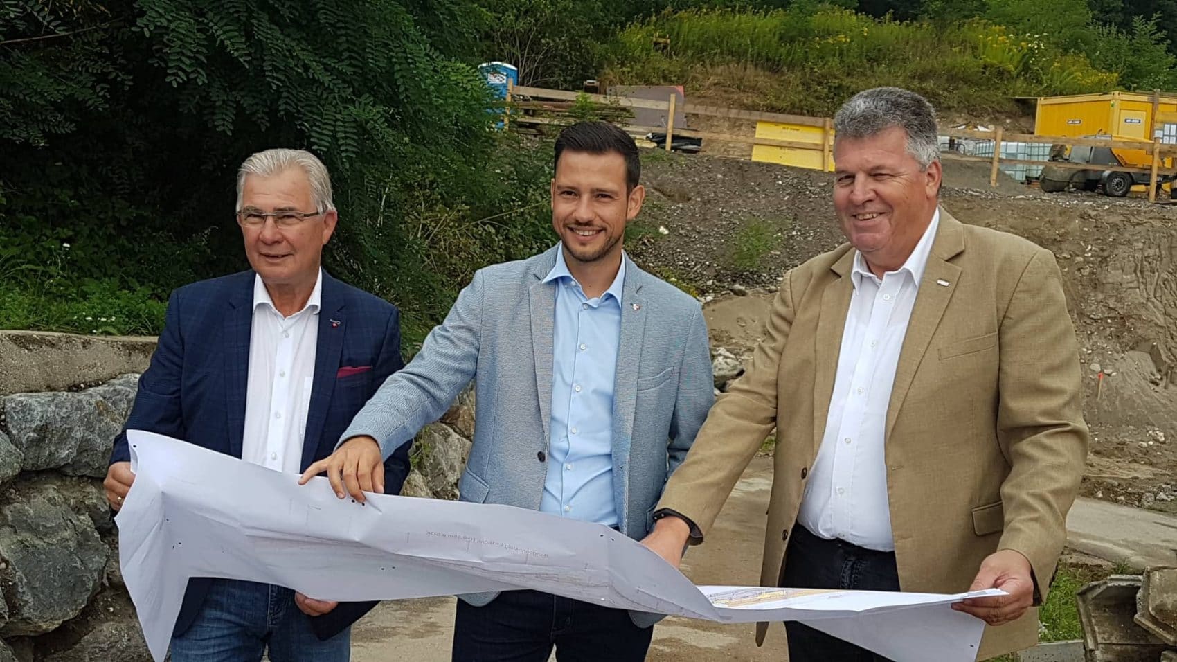 Stadtrat Harald Sobe, Landesrat Sebastian Schuschnig und Regionalleiter Siegfried Moser von der ÖBB (v.l.) starteten heute offiziell die Bauarbeiten.