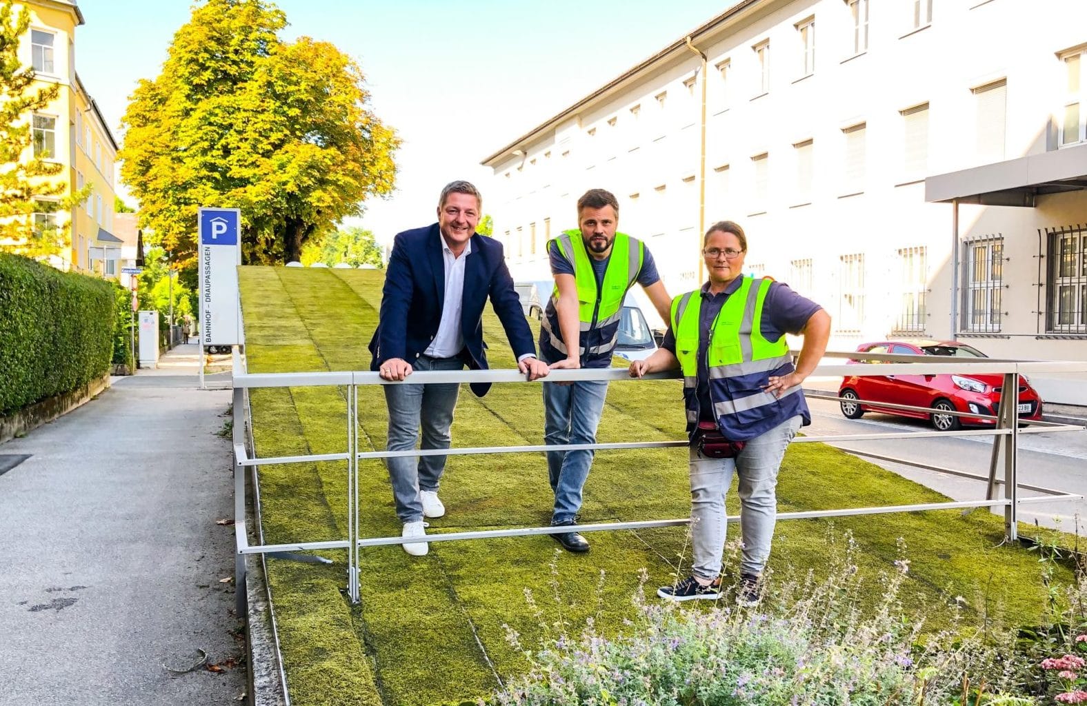Bürgermeister Günther Albel und Mitarbeiter des Stadtgartens bei den neuen Moosmatten.