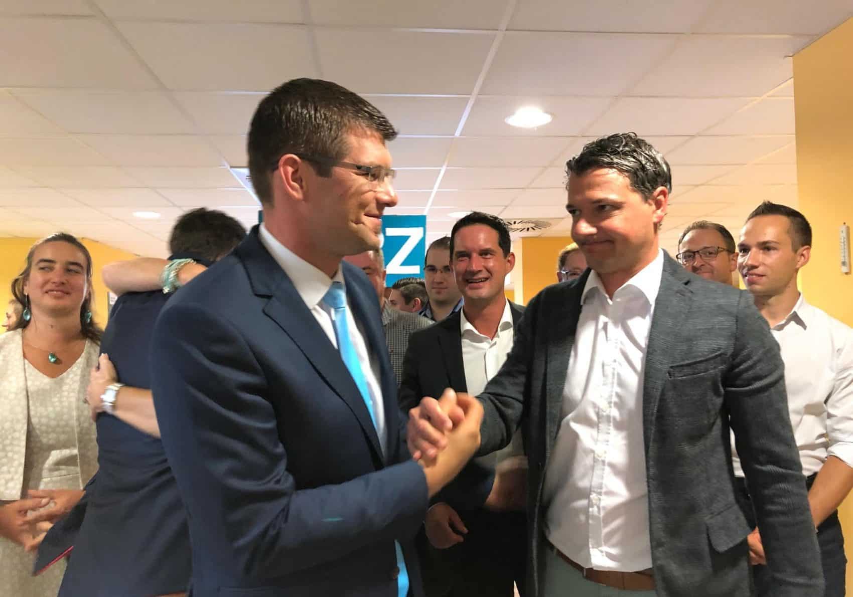 Die Freude bei der ÖVP über den Wahlsieg ist groß. Am Bild gratulieren sich Landesrat Martin Gruber (links) und ÖVP-Nationalratsabgeordneter Peter Weidinger.