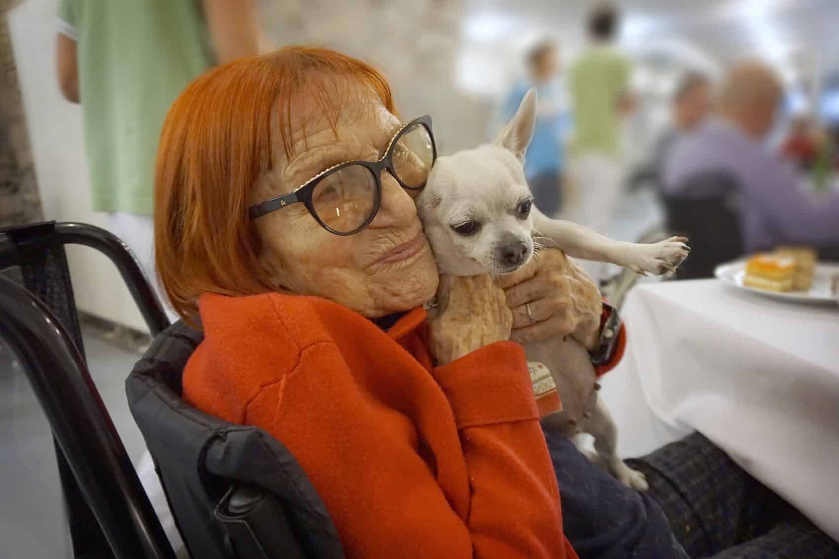 Adrienne Pokorny mit Chihuahua Maggie.
