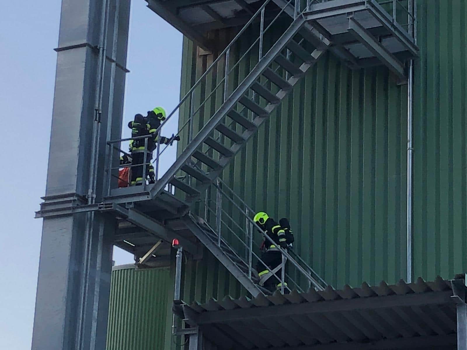 Bei der Übung wurde angenommen, dass der rund 40 Meter hohe Turm am Gelände des Unternehmens in Brand geraten war.
