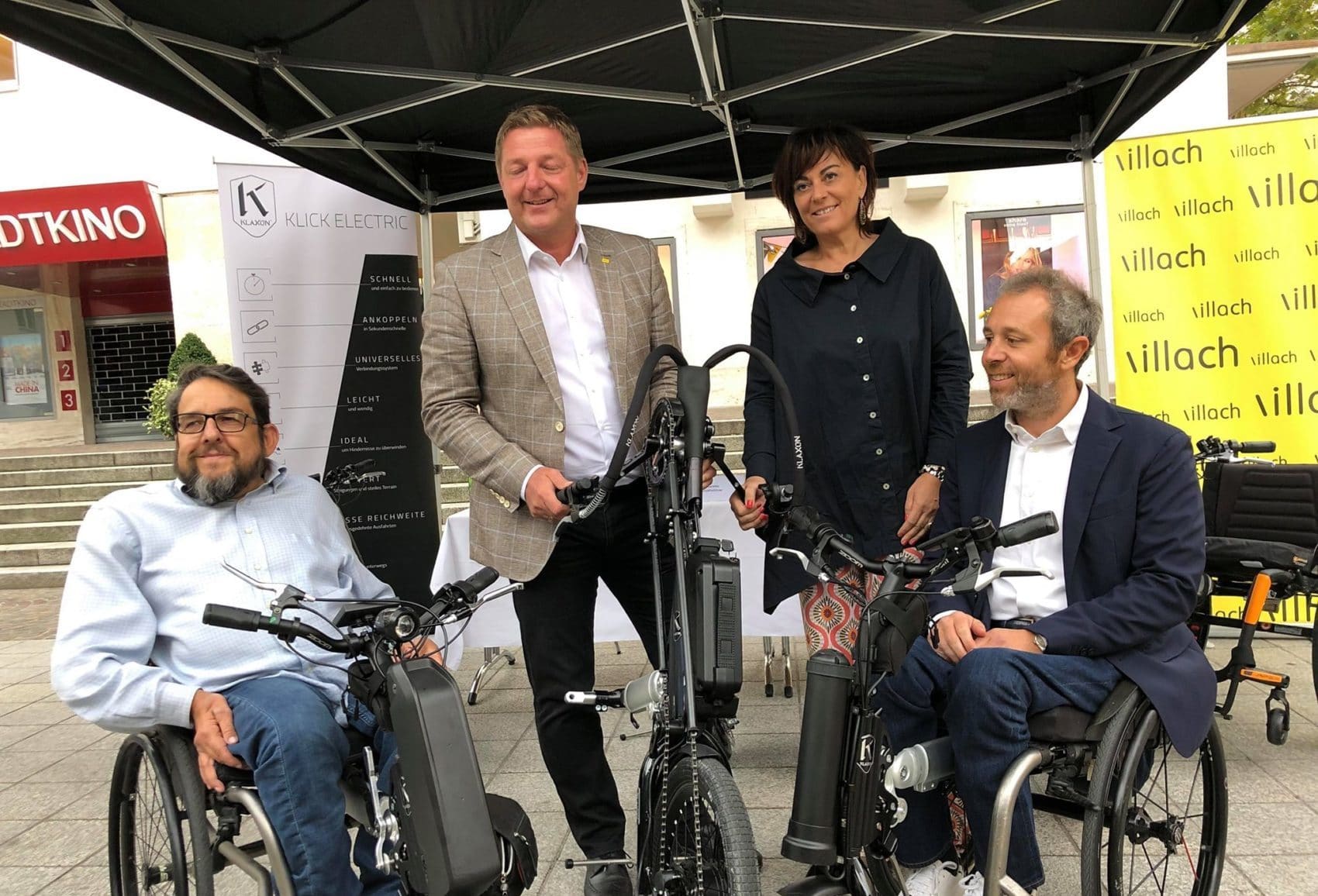 Bürgermeister Günther Albel und Vizebürgermeisterin Petra Oberrauner mit den Klaxon-Geschäftsführern Andrea Stella und Enrico Boaretto.