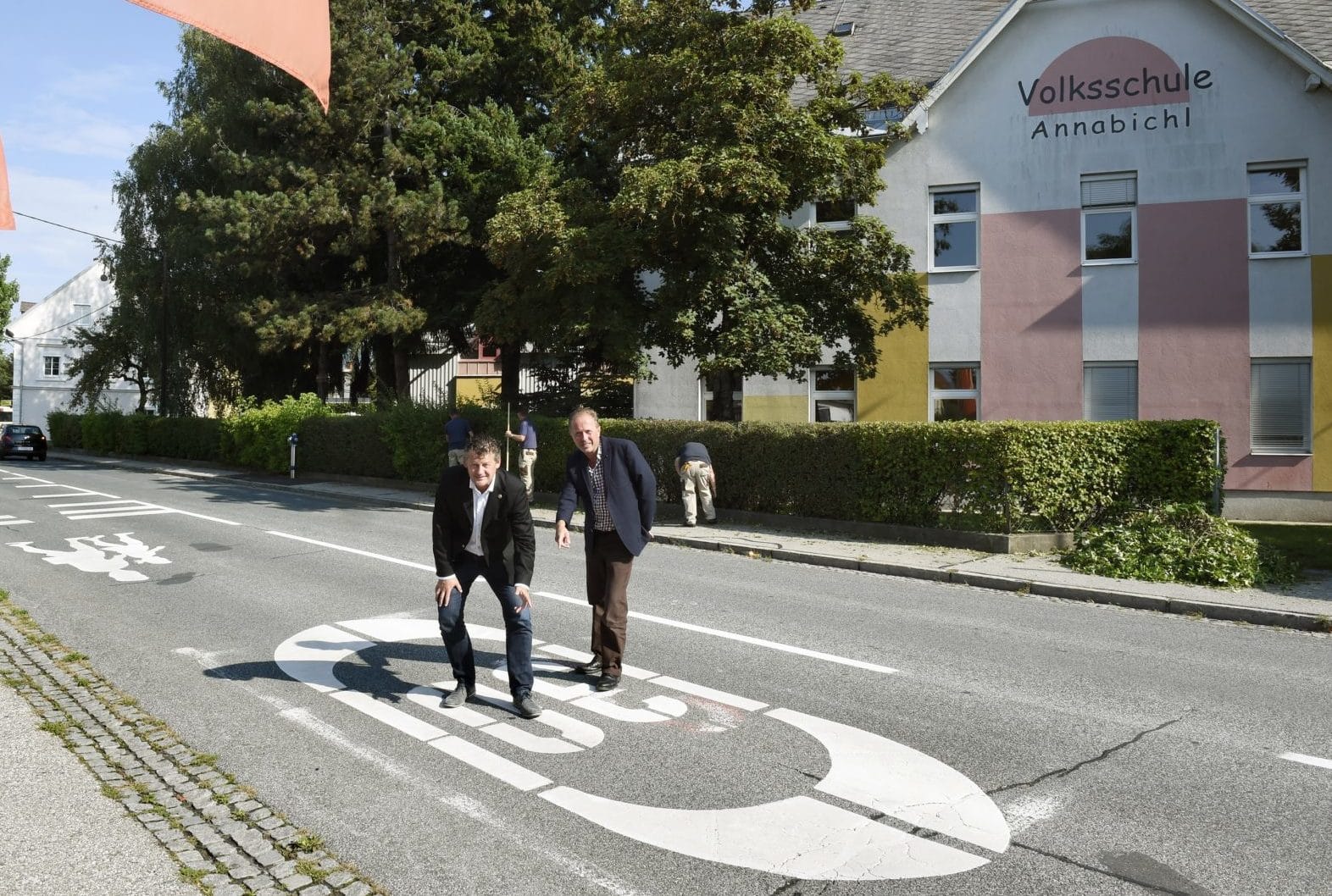 Verkehrsreferent Stadtrat Christian Scheider und Harald Remy bei der Schulwegsicherung.