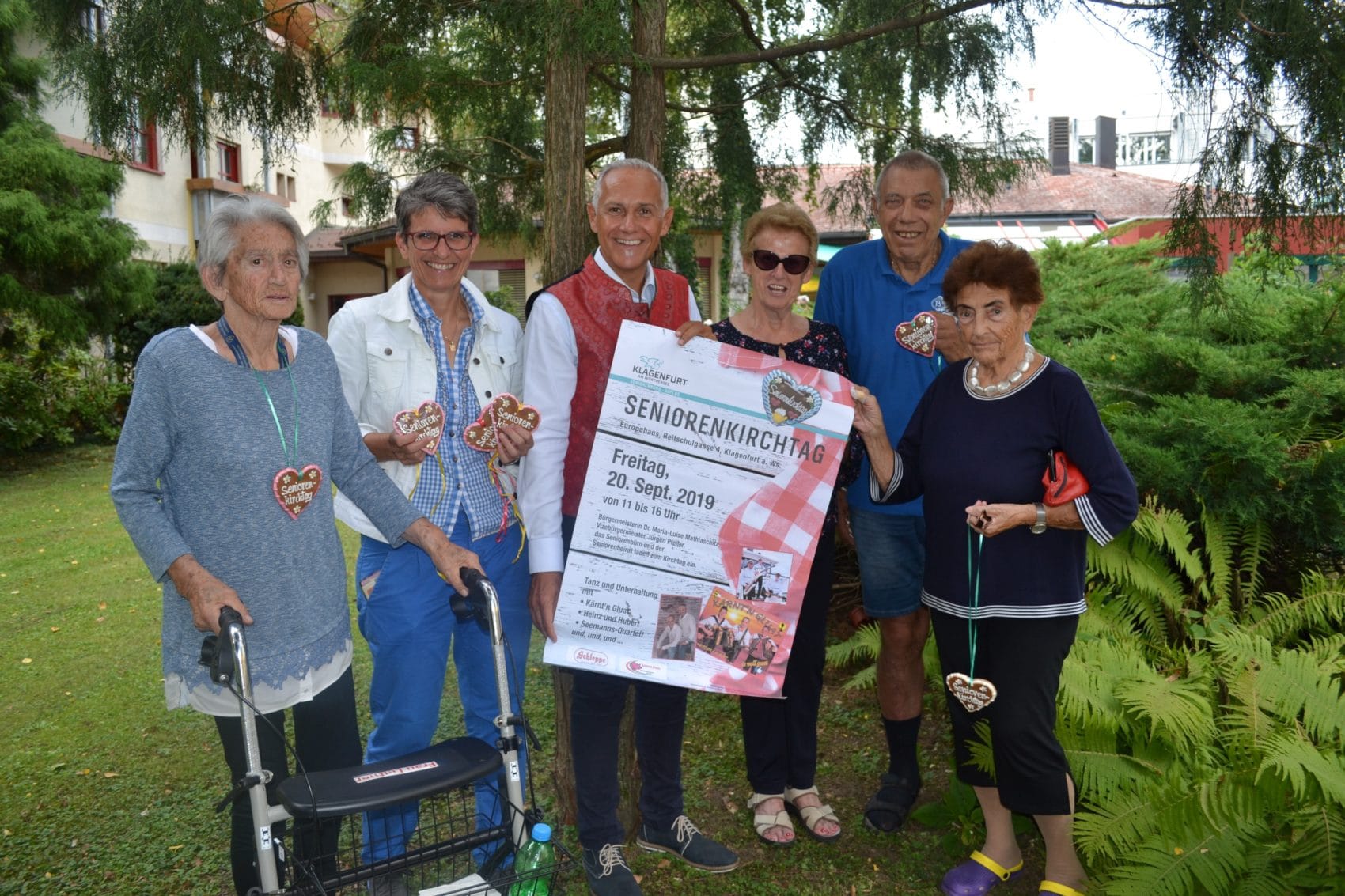 Seniorenreferent Vizebürgermeister Jürgen Pfeiler mit Mag. Karin Ertl
(Seniorenbüro) und einigen Bewohnern des Hülgerthparks, die sich schon auf
das beliebte Fest freuen.