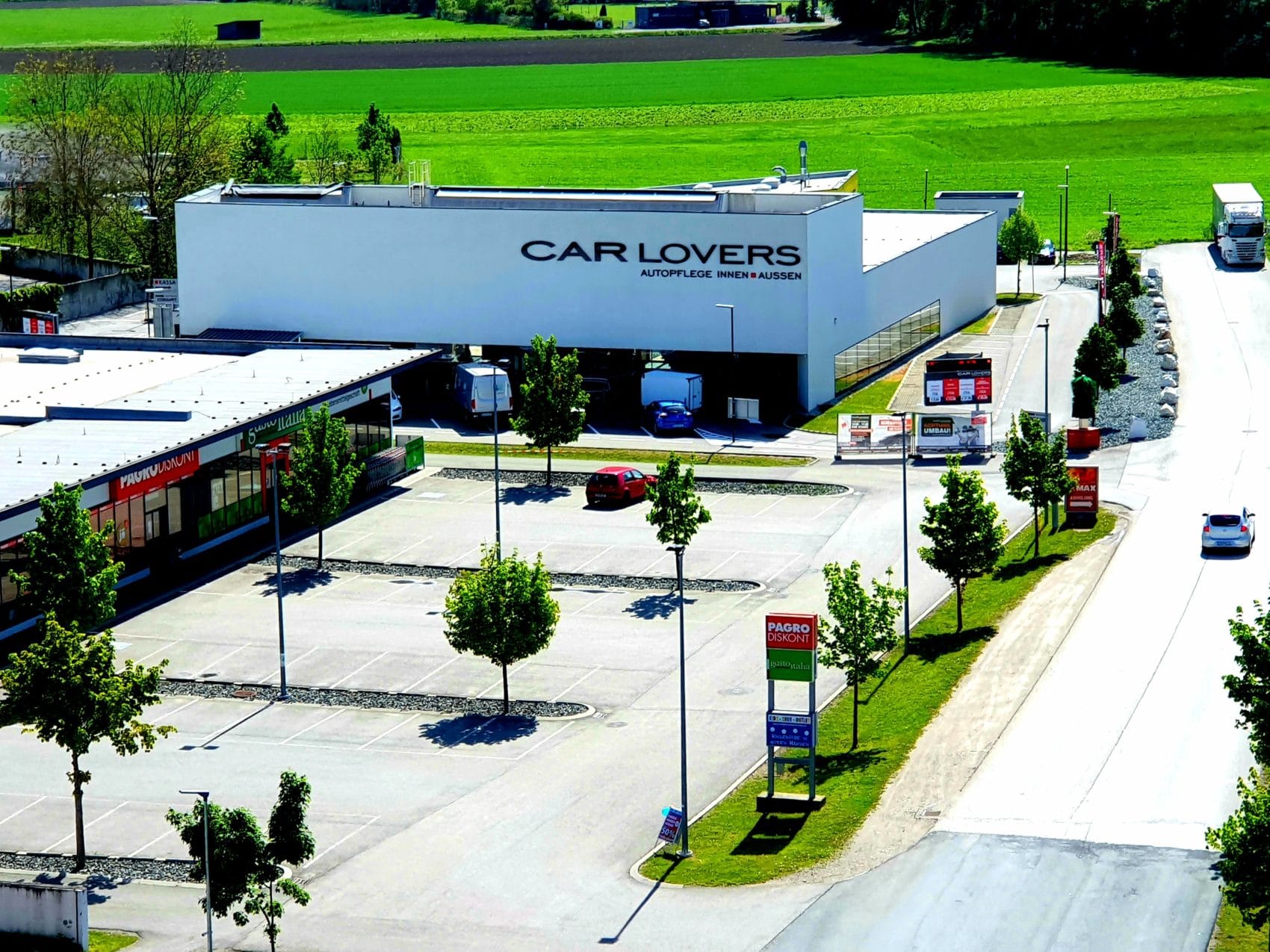 Bei den Carlovers wird dein Auto im Handumdrehen gereinigt. Der Standort in Klagenfurt zählt zu den modernsten Waschanlagen in ganz Österreich.
