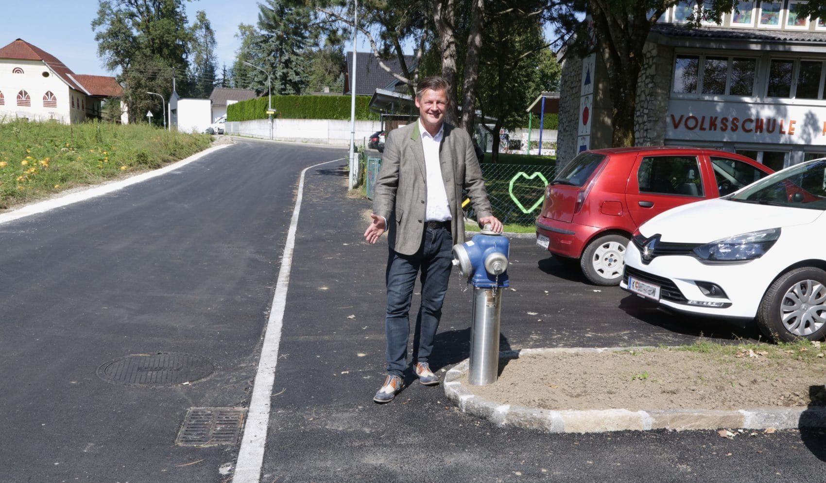 Straßenbaureferent Stadtrat Christian Scheider besichtigt die neue asphaltierte Gutendorfer Straße und den neuen Gehweg.