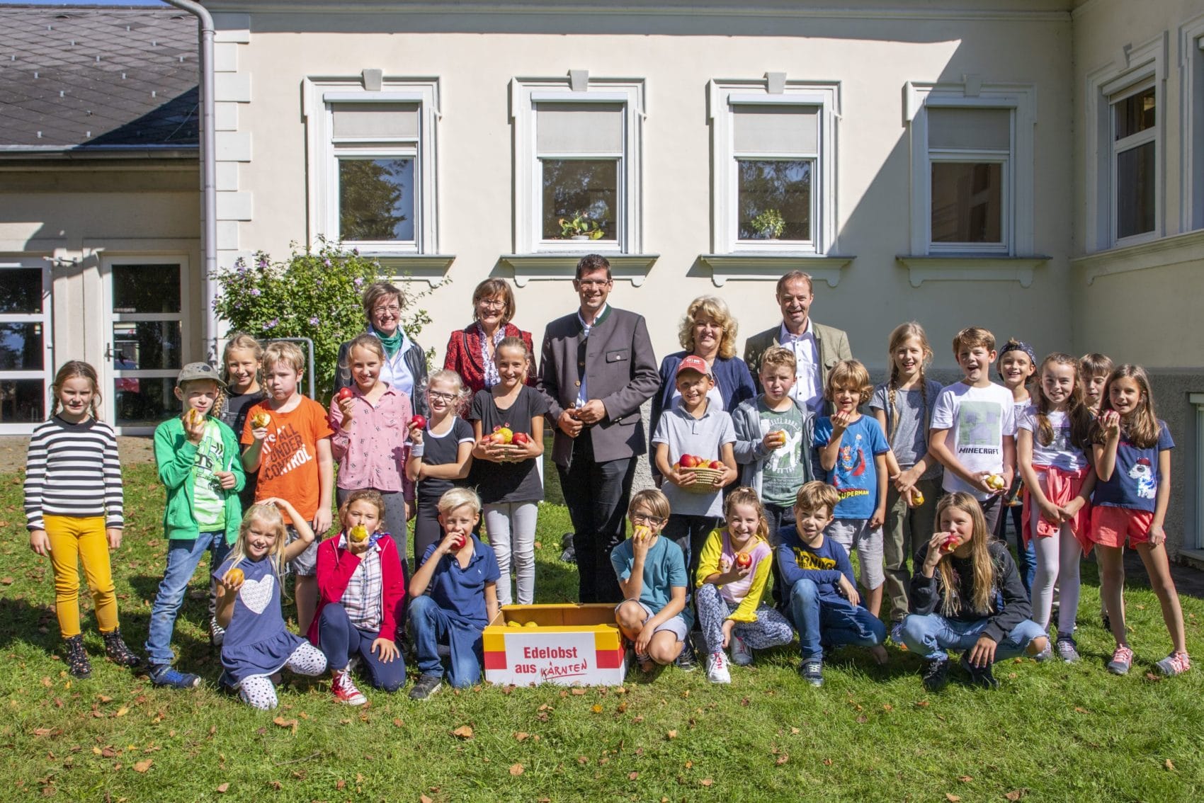 LR Martin Gruber und LK-Präsident Johann Mößler beim Start der Schulobst-Aktion in der Volksschule St. Georgen am Sandhof.