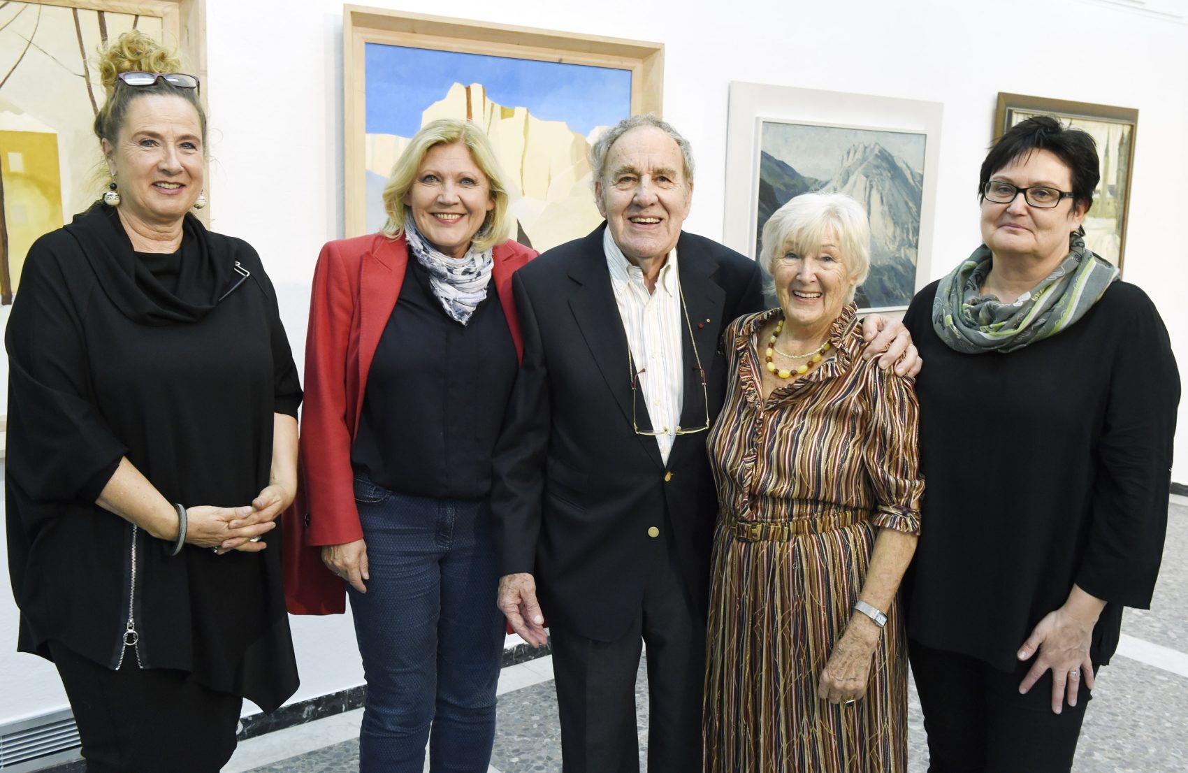 Werner Lössl mit Ehefrau Gertie, Bürgermeisterin Maria-Luise Mathiaschitz, Kulturabteilungsleiterin Manuela Tertschnig und Galerieleiterin Beatrix Obernosterer.