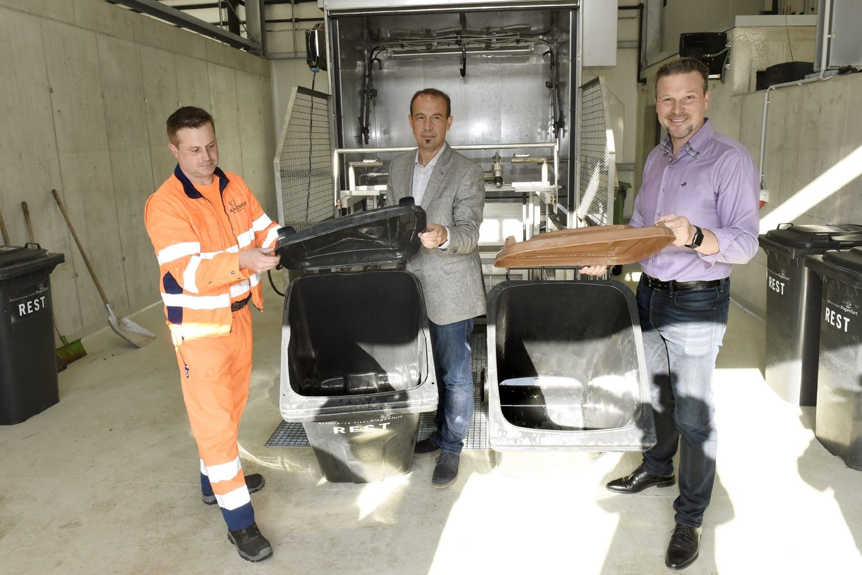 Entsorgungsreferent  Vizebürgermeister  Wolfgang  Germ  und  Gernot 
Bogensberger (Leiter Abteilung Entsorgung) nehmen die neue Behälterwaschanlage 
offiziell in Betrieb.