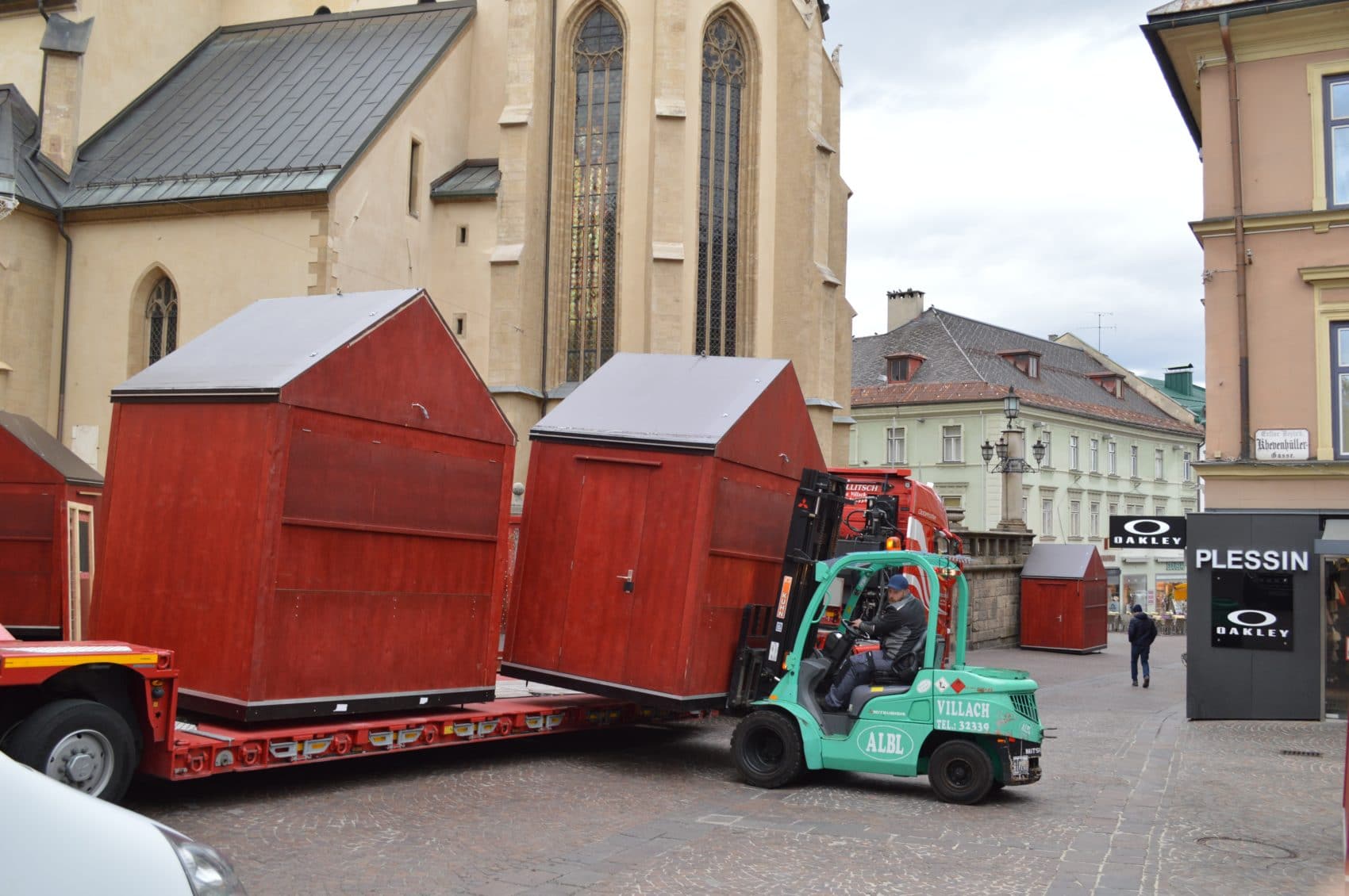 Heute, Samstag, wurde mit dem Aufstellen der Adventhütten in der Villacher Innenstadt begonnen. 