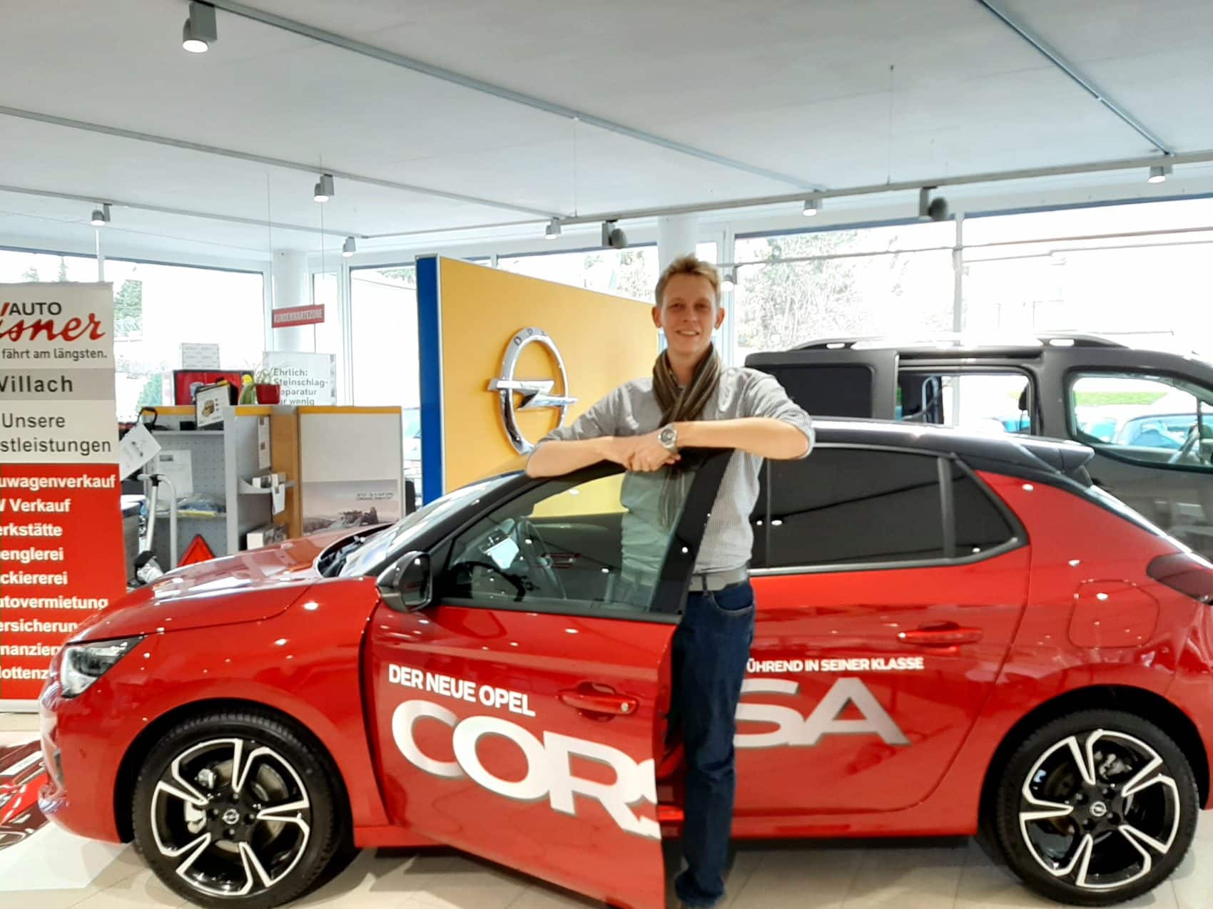 Michael Seebacher, Verkaufsberater von Eisner Auto Villach, präsentiert stolz den neuen Corsa