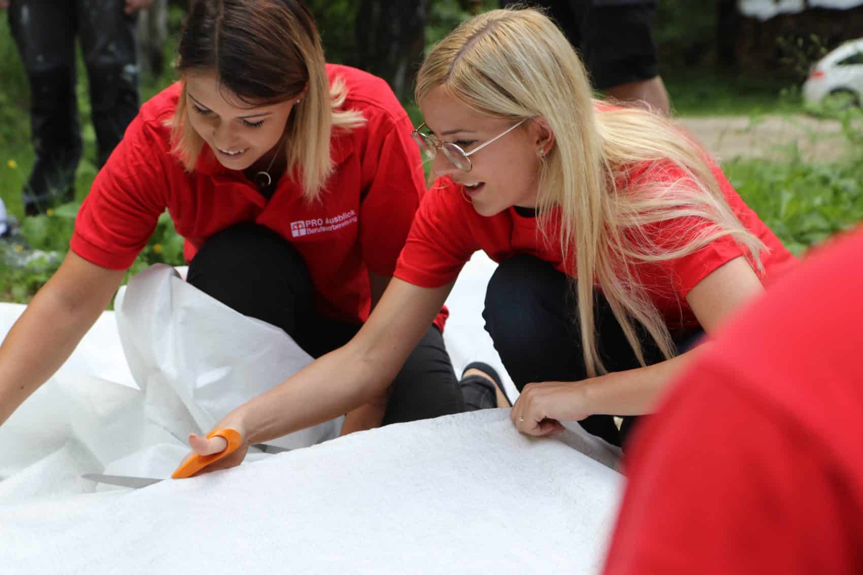 Im Rahmen der Corporate-Volunteering-Aktion bewiesen die Mitarbeiter des HOFER Kundenservicecenters in Weißenbach handwerkliches Geschick.