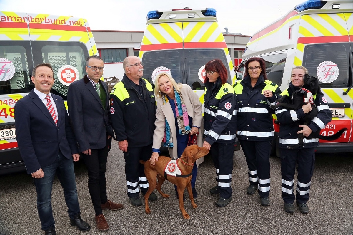Ingrid Flick spendete neue Einsatz-Uniformen für die Rettungshundestaffel Samariterbund Rettungshundestaffel Kärnten.