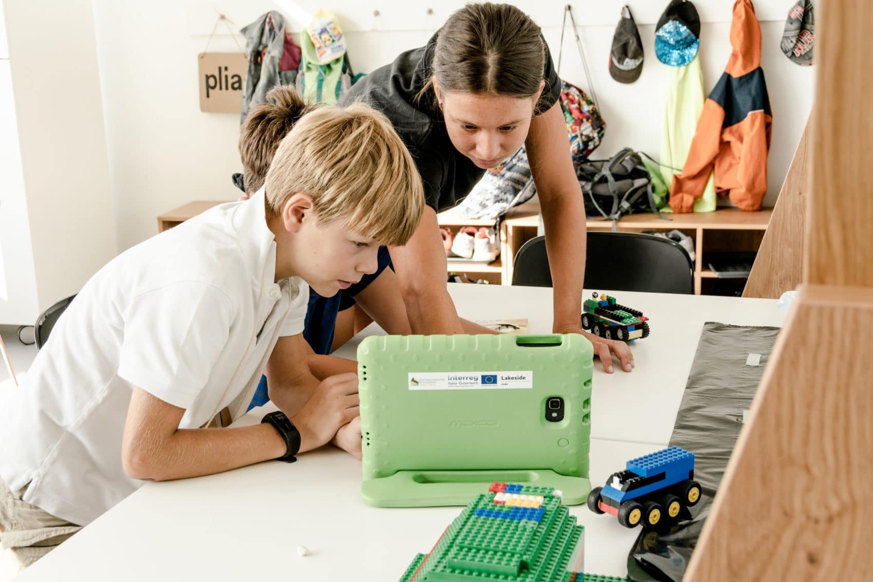 Die Kinder können mit einer Vielzahl an Materialien frei, spielerisch und individuell bauen und experimentieren.