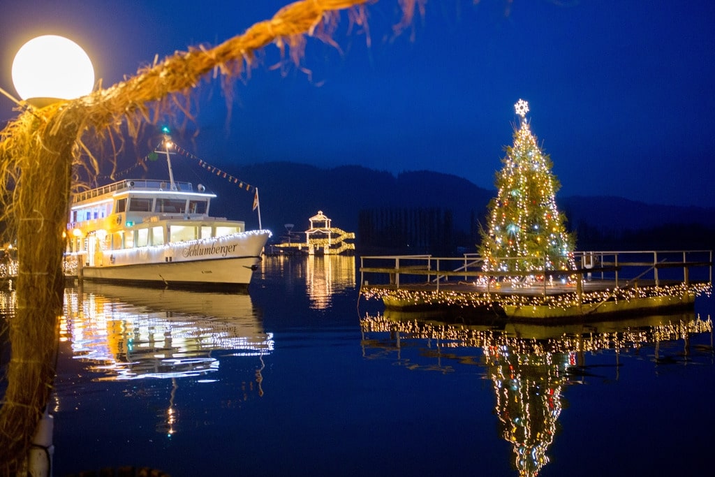 Seit Freitag leuchtet der Christbaum wieder im Wasser und bringt die Weihnachtsstimmung auch an den See.