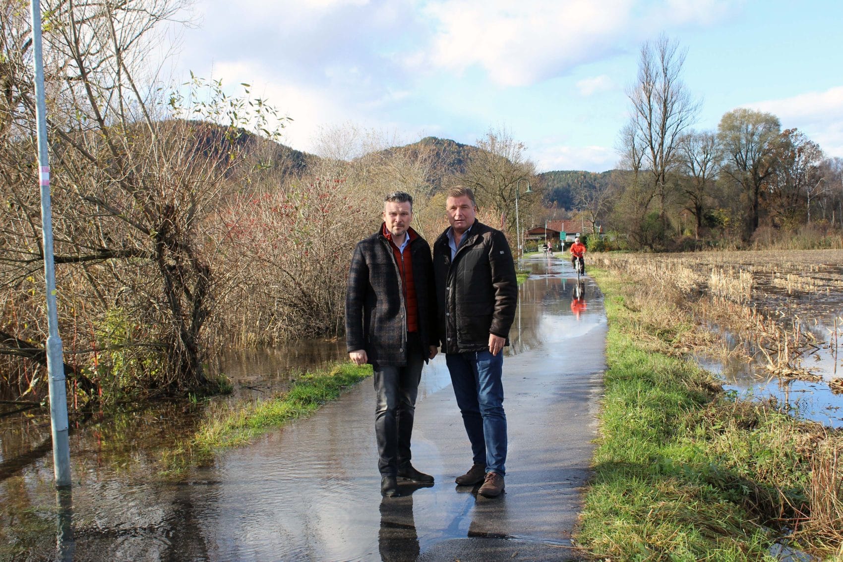 Hochwasserschutzreferent Vizebürgermeister Wolfang Germ und Ing. Peter Haslauer (Abteilung Entsorgung) beim Lokalaugenschein im Bereich Schleusenweg.