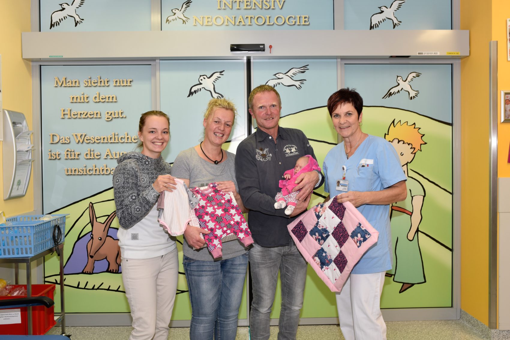 Nadja Goritschnig (ganz links), welche das Projekt „Kleines Knöpflein“ initiiert hat, Stationsschwester der Neonatologie Lisbeth Janschitz (ganz rechts) und die Eltern mit ihrer kleinen Rosa.