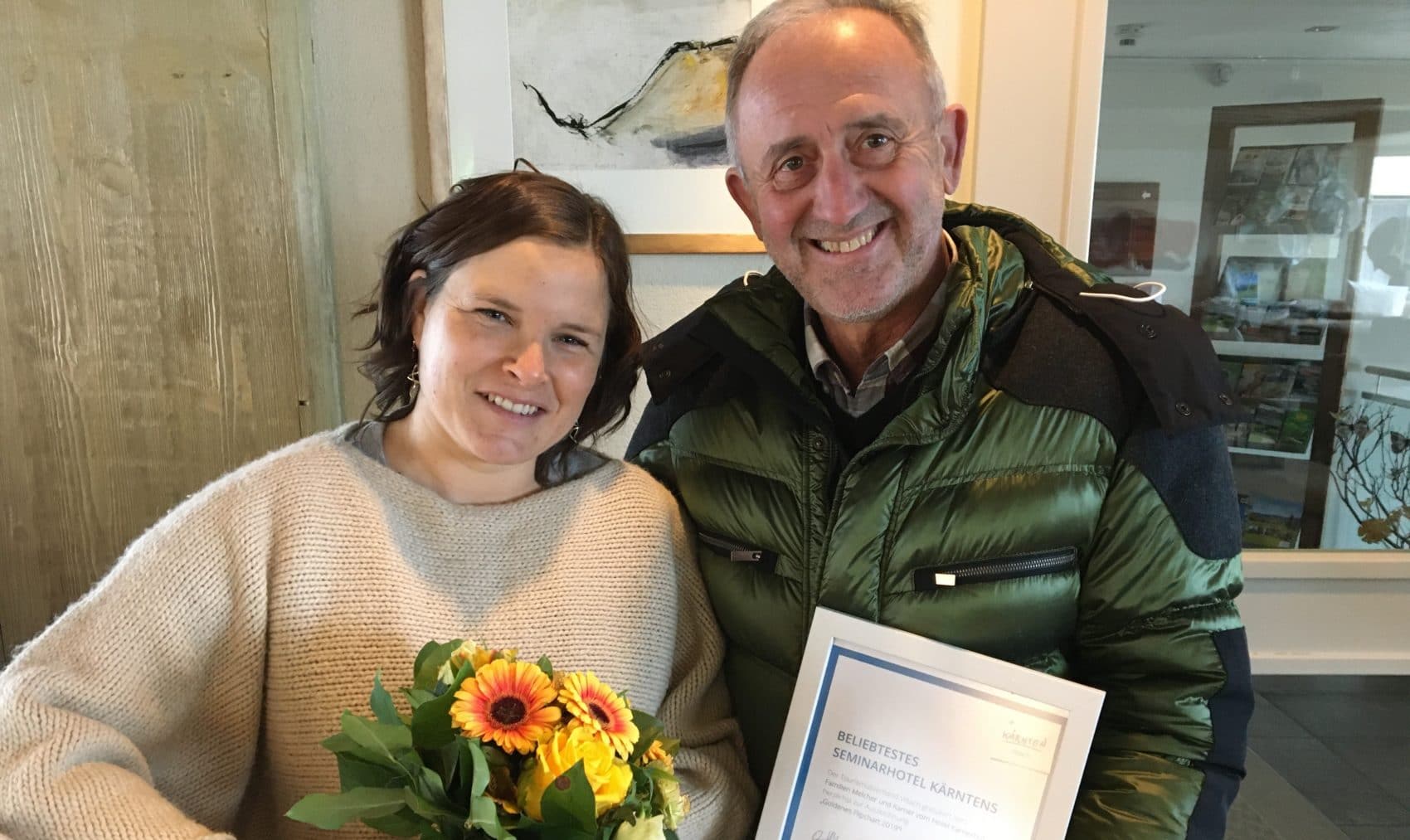 Top-Seminarhotel Karnerhof am Faaker See: Geschäftsführerin Ursula Karner freut sich über Blumen vom TVB-Vorsitzenden Gerhard Stroitz.