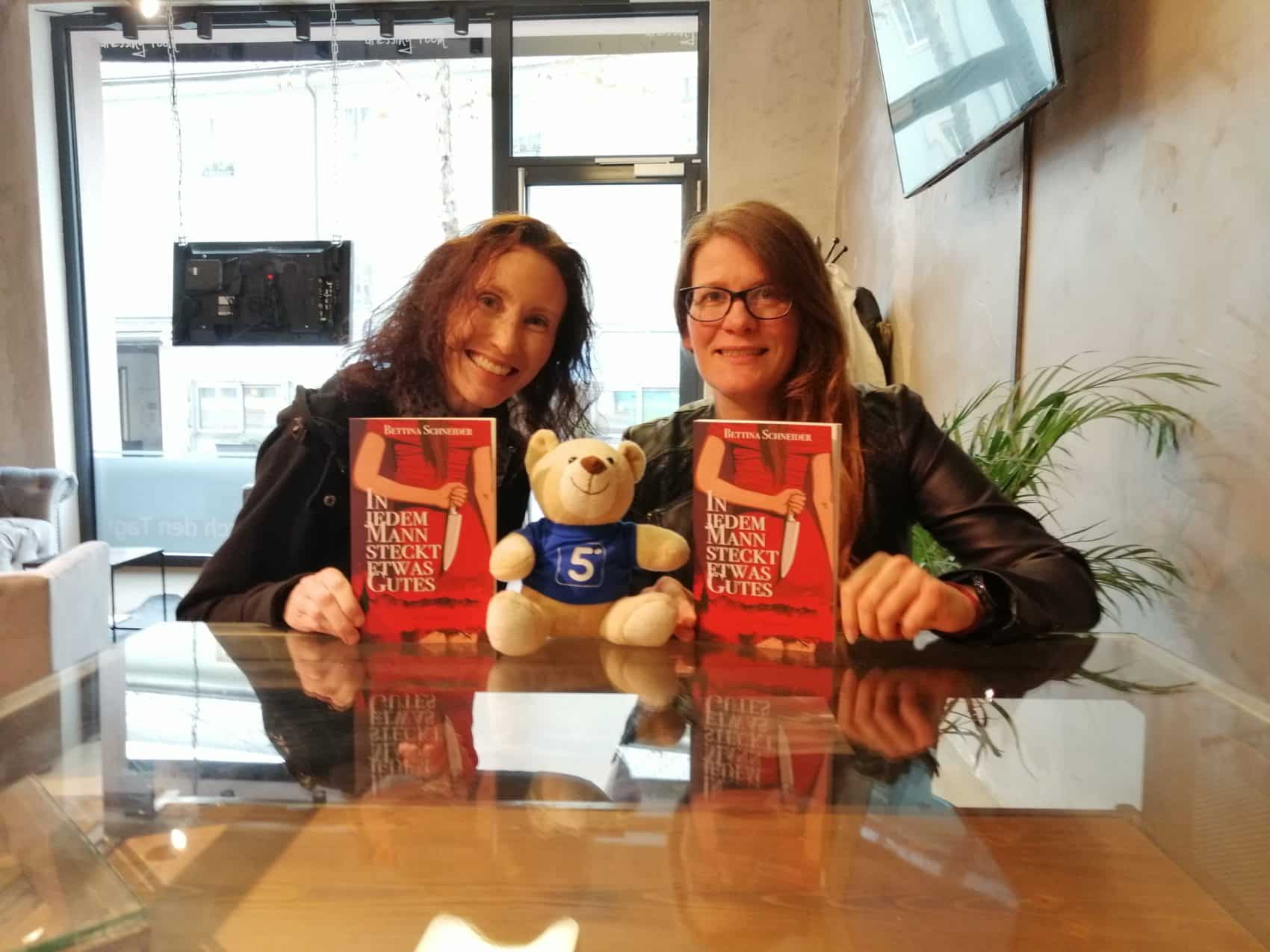 Ein Dream-Team: Verlegerin Karin Gilmore & Autorin Bettina Schneider. Auch für die Zukunft haben sie noch viel geplant.
