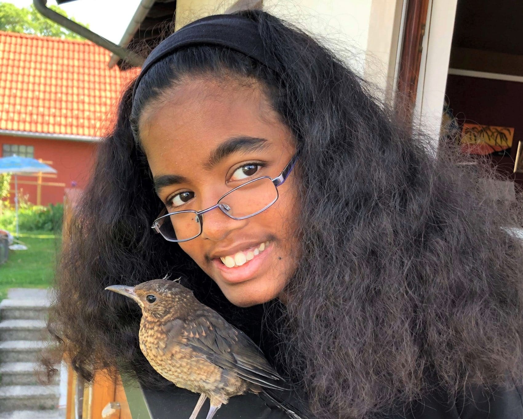 Die 13-jährige Somila hat diesen Sommer insgesamt 35 schutzlosen Vögelkindern geholfen.