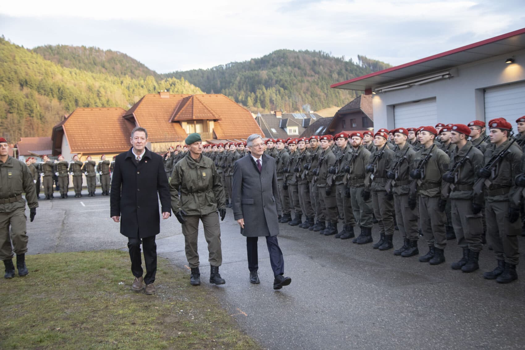 Abschreiten der Ehrenformation durch Bgm Josef Müller, den stv. Militärkommandant Stefan Lekas und LH Peter Kaiser.