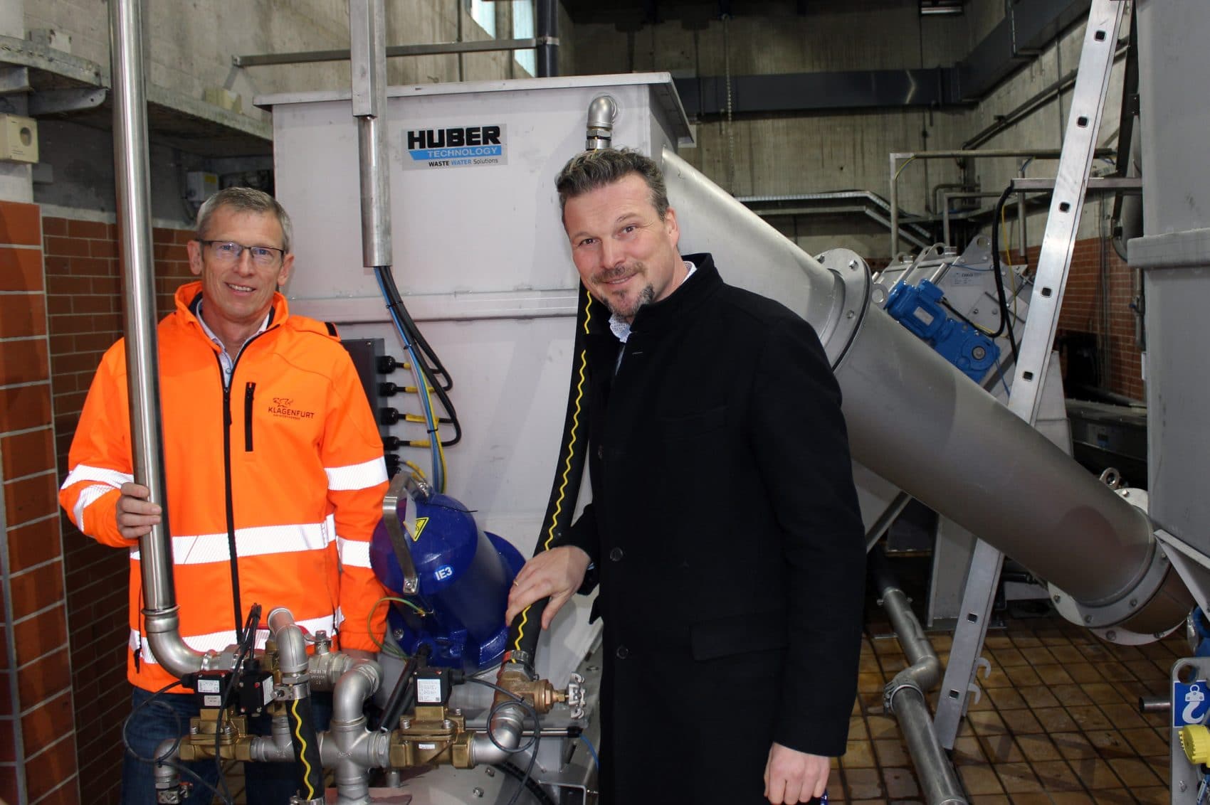 Gerhard Hohl (Leiter Kläranlage) und Wolfgang Germ prüfen die neu installierten Feinrechen- und Rechengutwaschanlagen.