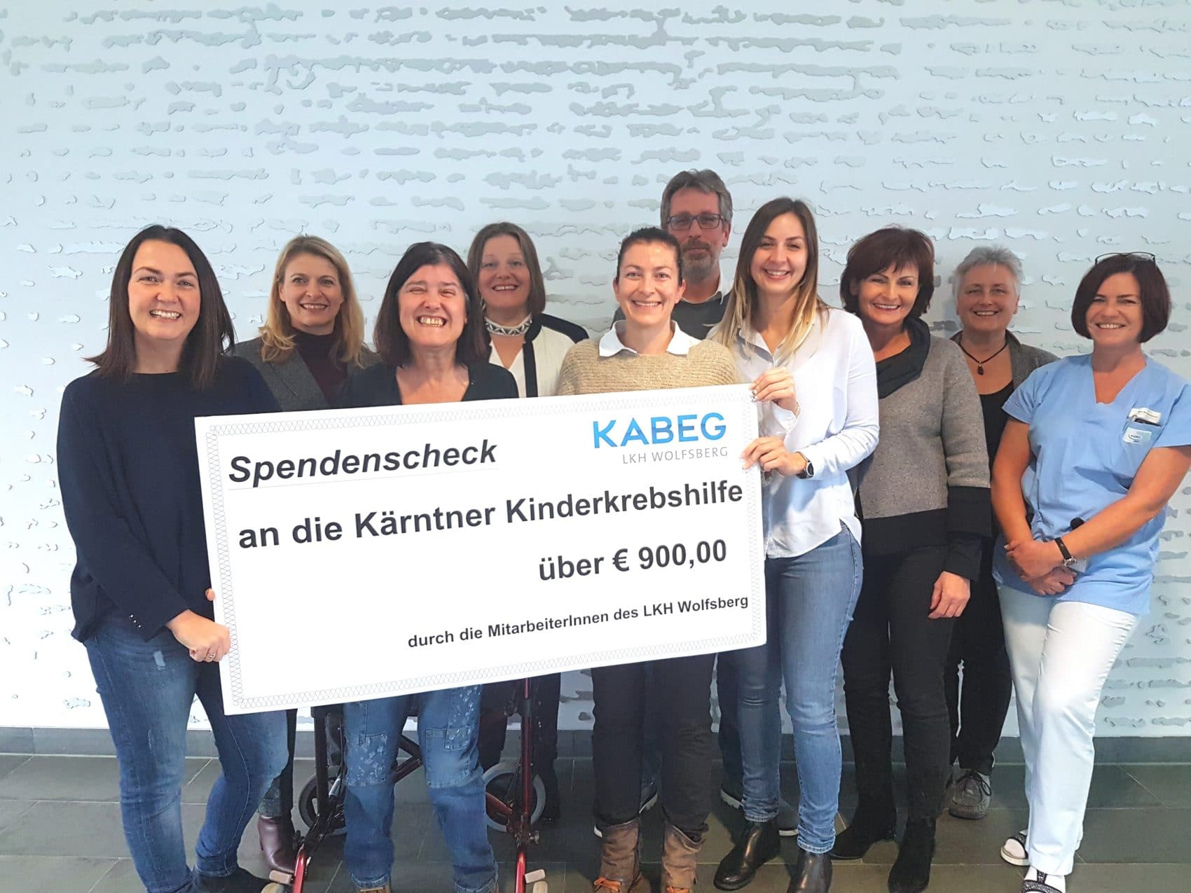 Mitarbeiter des LKH Wolfsberg übergeben den Scheck an Karin Raffalt (1. von links) von der Kärntner Kinderkrebshilfe