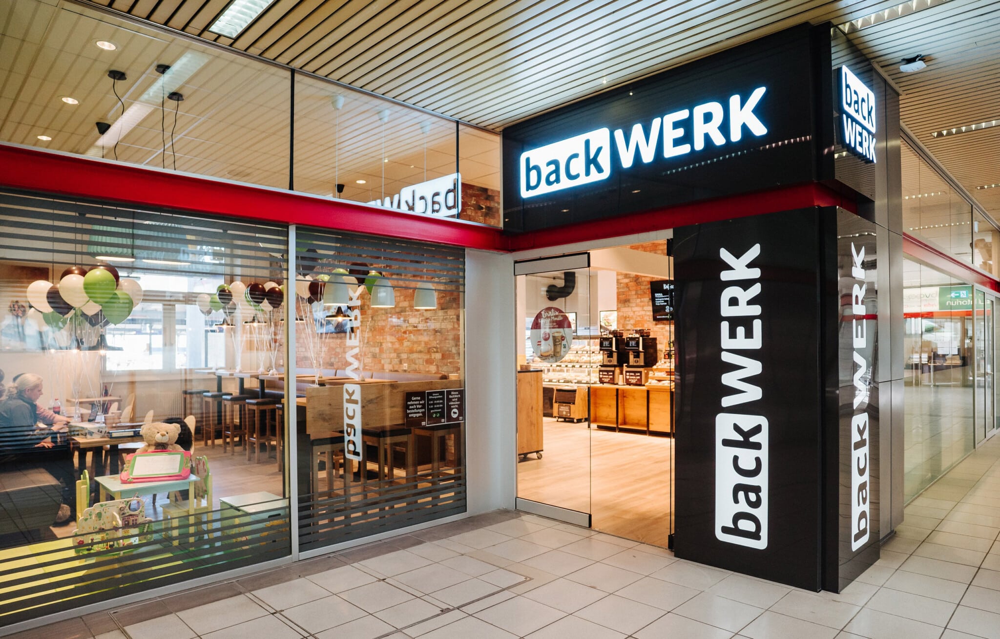 BackWerk hat am Hauptbahnhof in Villach ein neues Geschäft eröffnet. Der Shop bietet 30 Sitzplätze sowie einen eigenen Kinderbereich.
