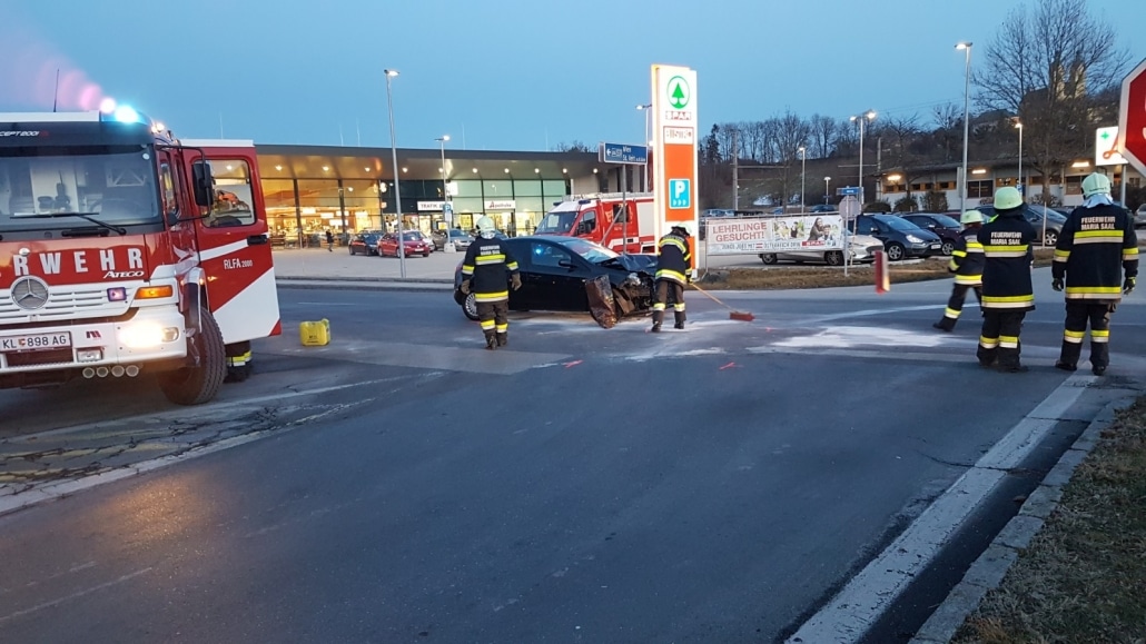 Ein Fahrzeuglenker hatte den von links herannahenden PKW einer Klagenfurterin übersehen.