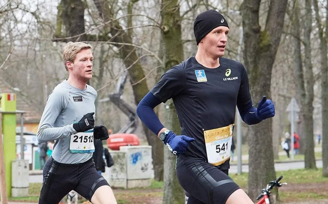Christian Robin (in grau) traf gestern bei der Winterlaufserie des Vienna City Marathons nach 31.48 Minuten im Ziel ein.